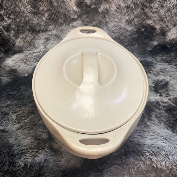 CORNING WARE CREATIONS 2 QT. BEIGE STONEWARE CASSEROLE
DISH W/ COVER - Picture 2 of 16